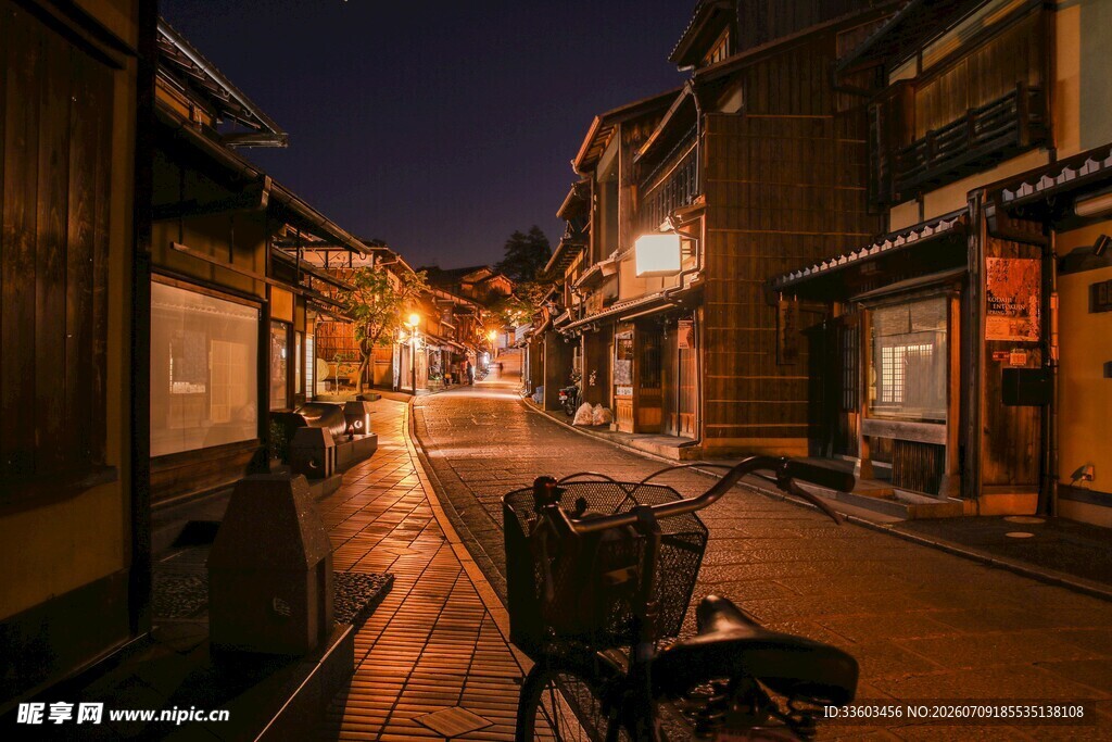 夜晚古巷中的静谧景象