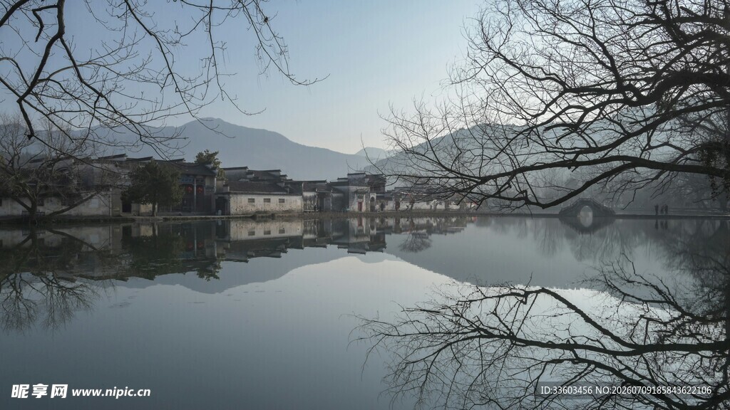 宁静湖畔山水倒影美景
