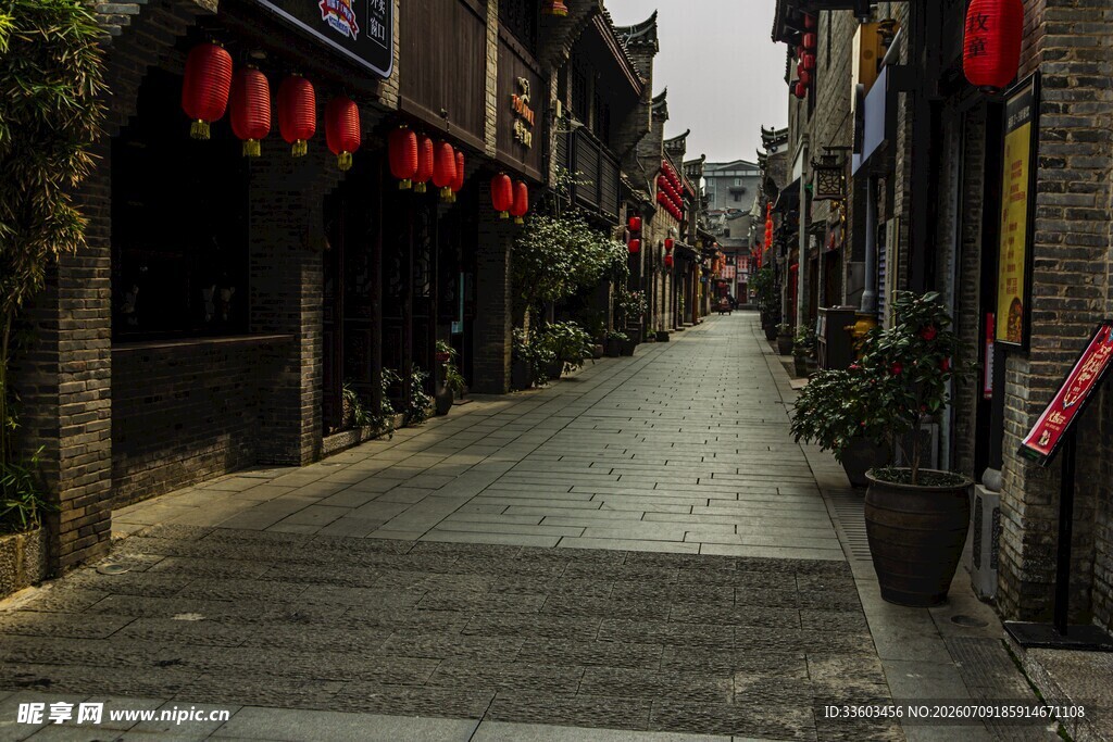 古巷红灯笼装点的静谧街景