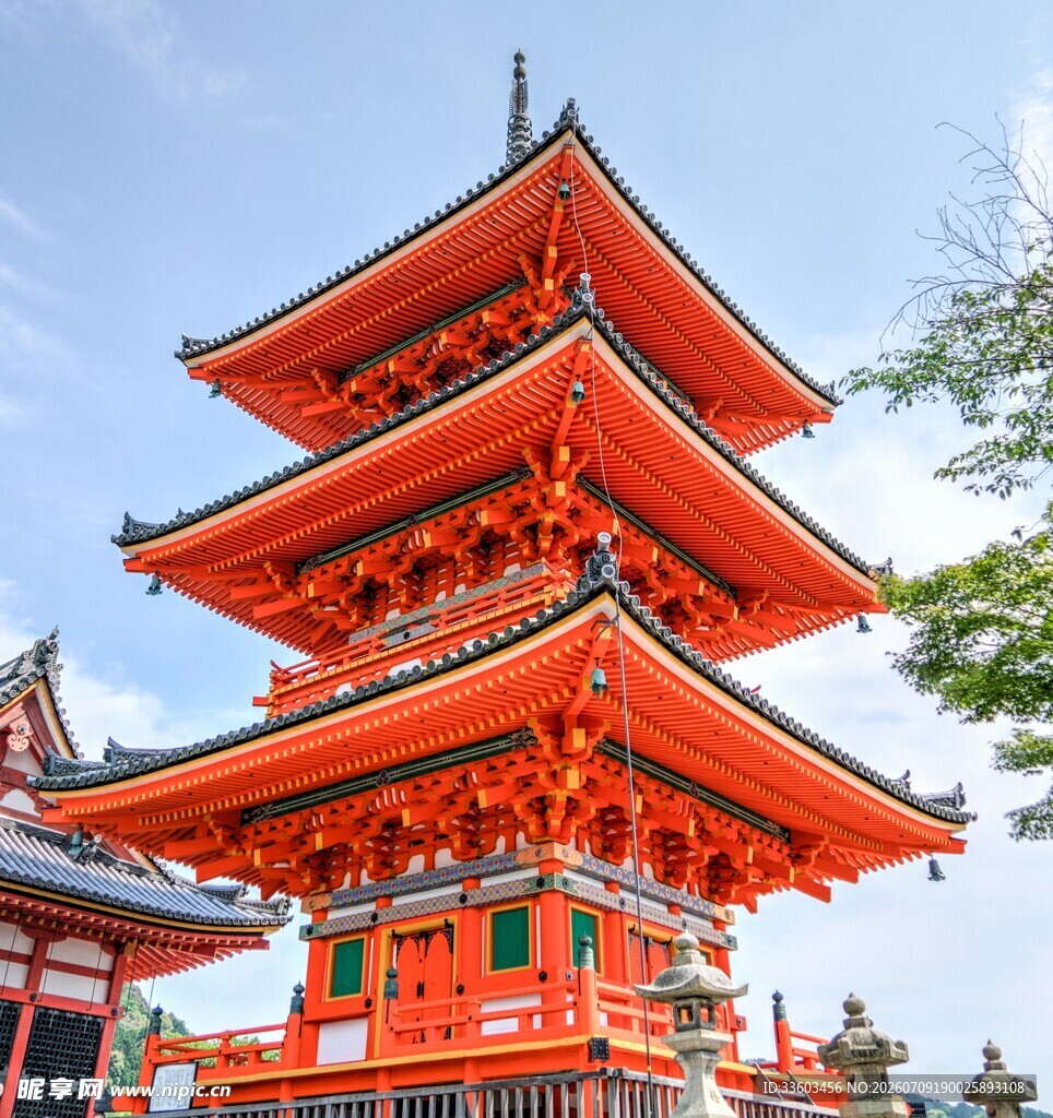 日本传统红色多层宝塔建筑