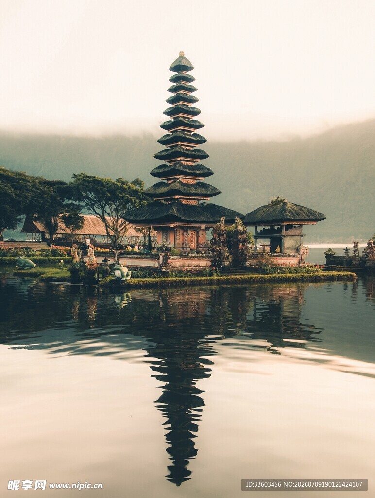 水上宝塔景观倒影如画