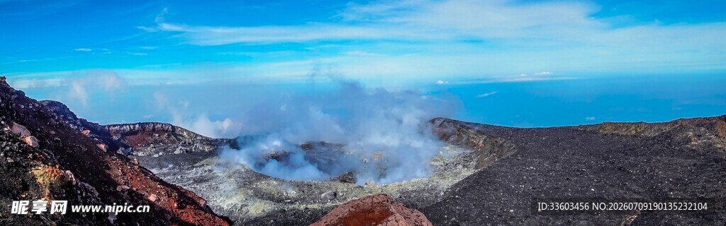 壮丽火山景观云海蓝天