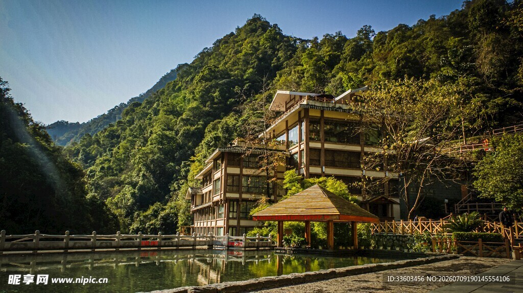 山间湖畔的别致度假建筑