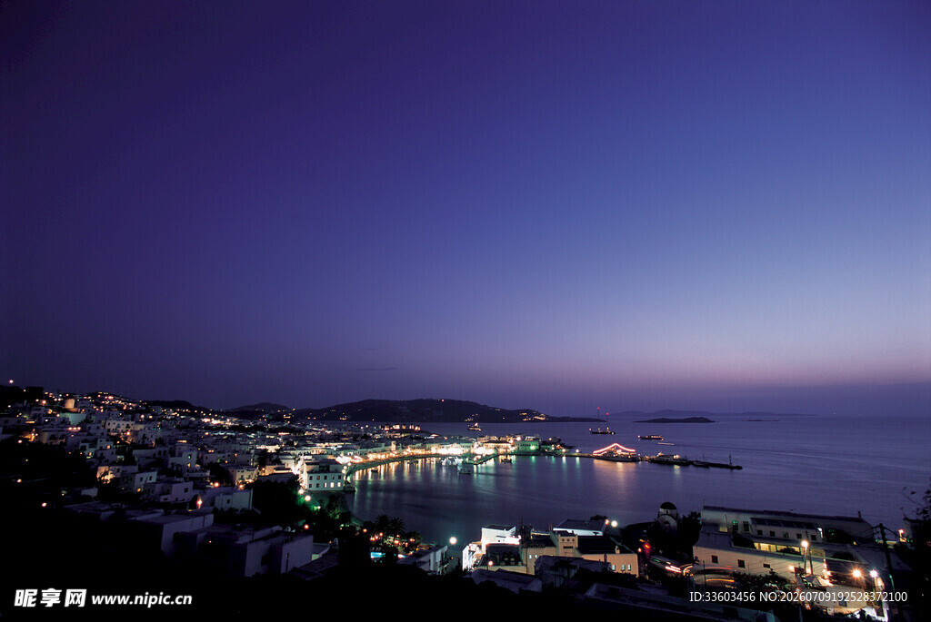 夜幕下的海滨城市美景