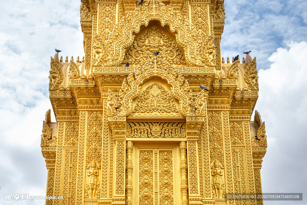 金色精美寺庙建筑一角