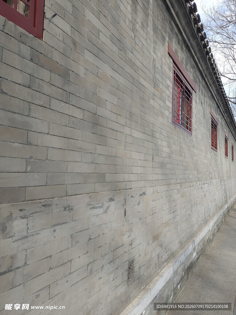 古老砖墙与红窗景致