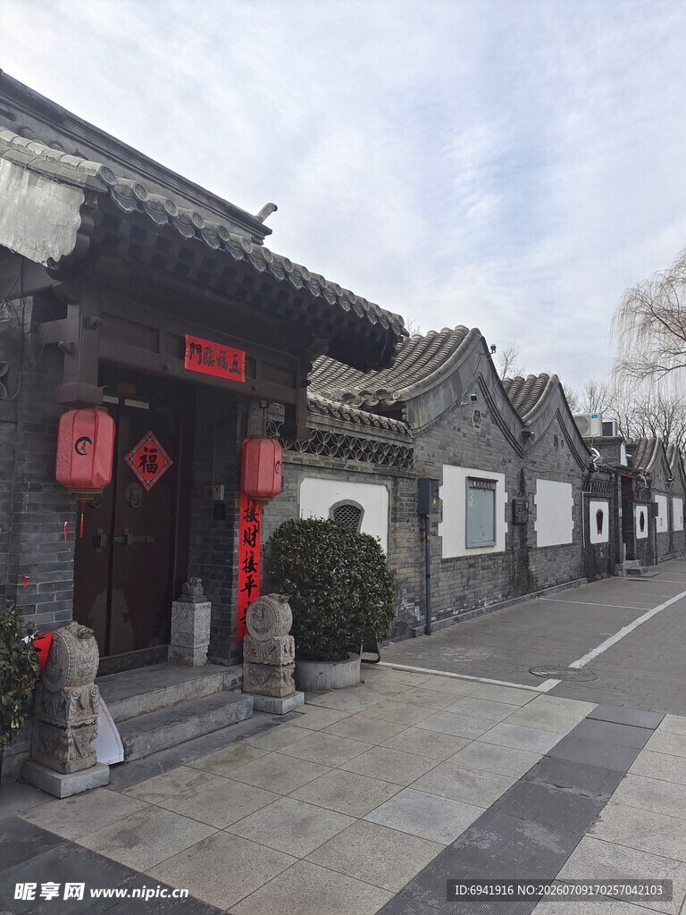 古巷中式建筑门前景致