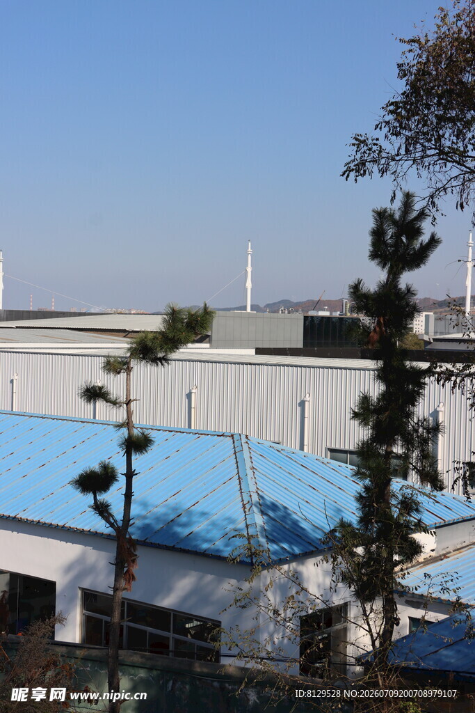 蓝顶建筑与周边景致
