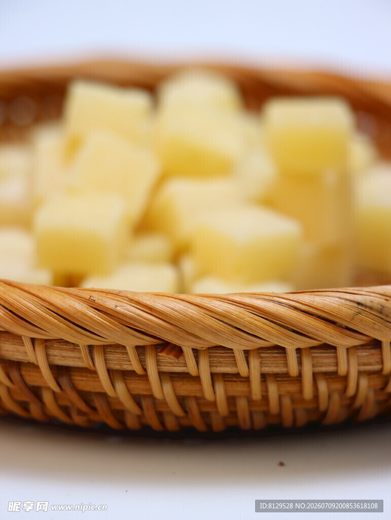 竹篮中的新鲜土豆块