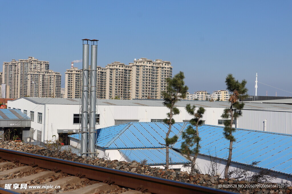 城市铁轨旁的建筑与绿植