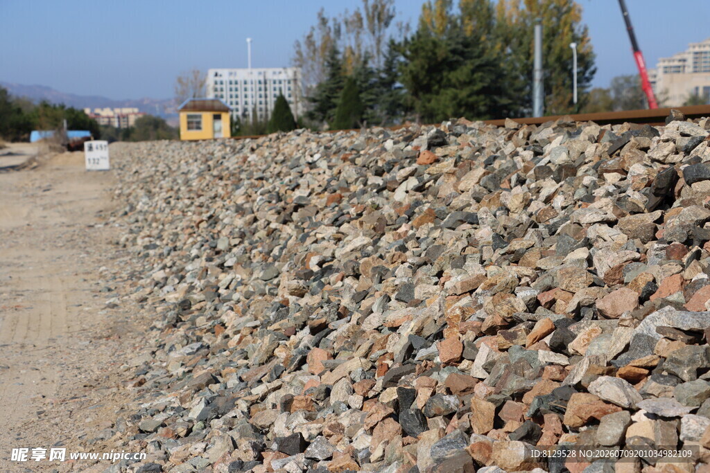 石堆景观道路旁的碎石