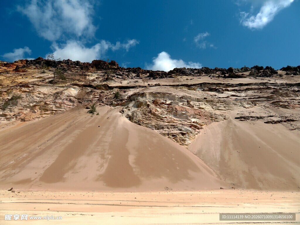 库鲁拉沙漠峭壁与蓝天美景