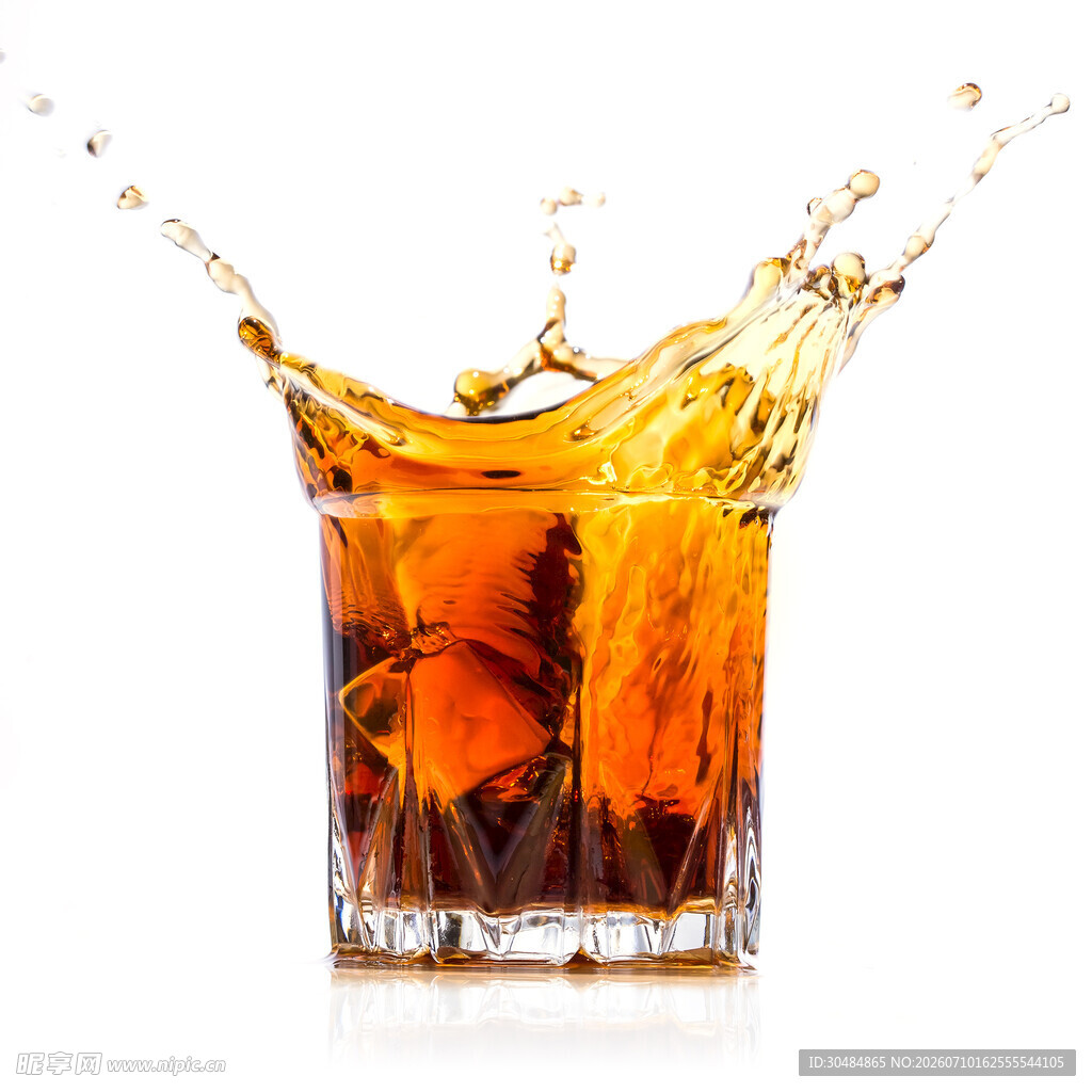可乐飞溅玻璃杯
