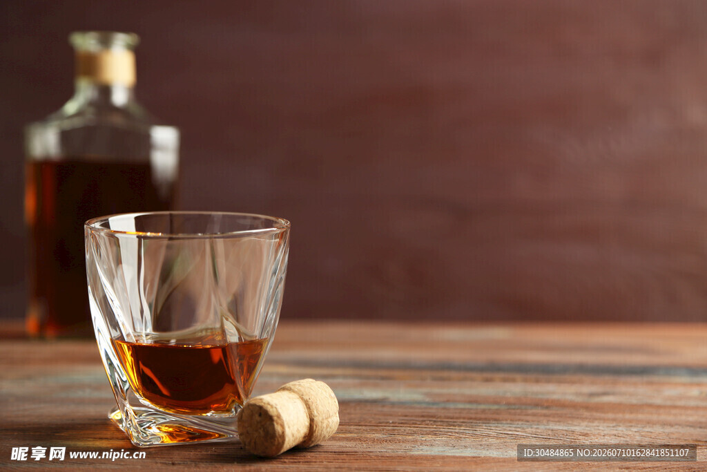 木质桌上的威士忌酒杯