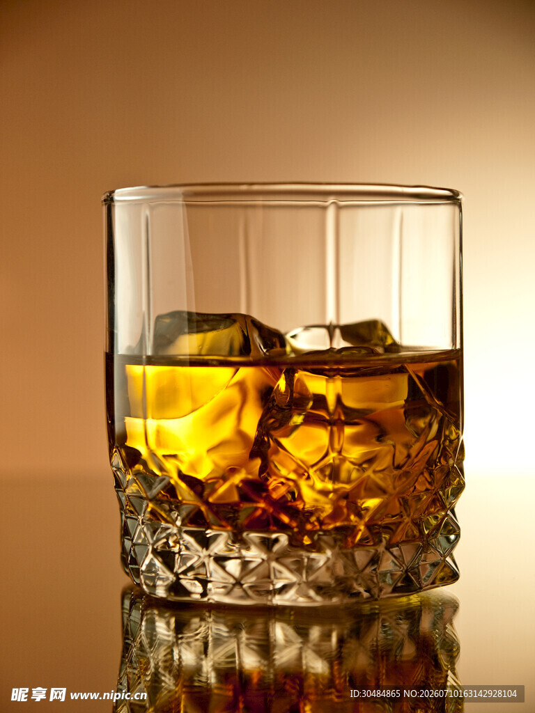 加冰威士忌酒杯特写