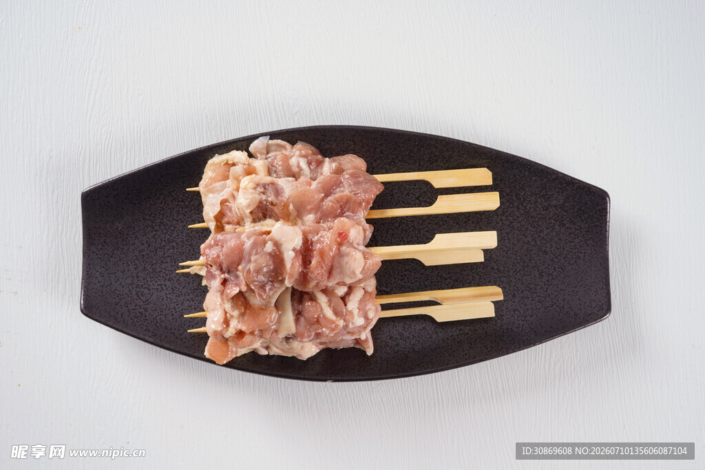 鸡肉串摆放在黑色托盘上