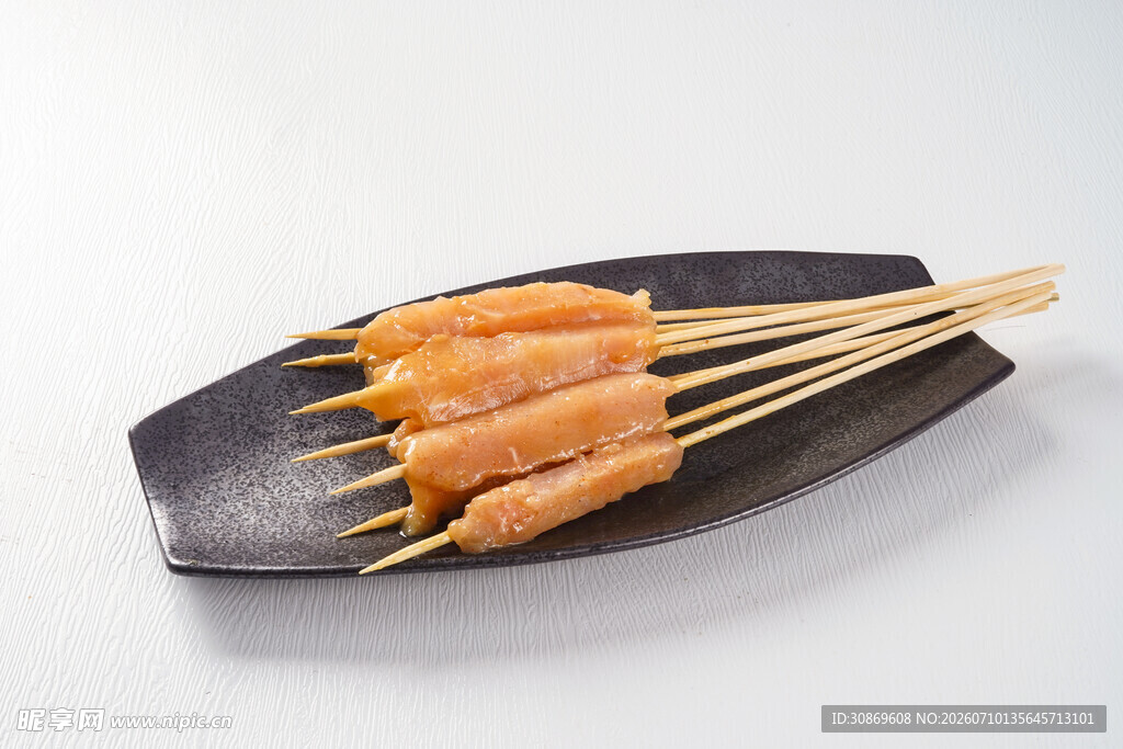 美味鸡肉串摆于黑色盘上