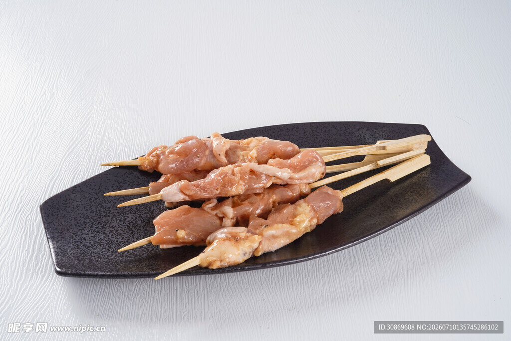 美味鸡肉串摆放在黑色盘上