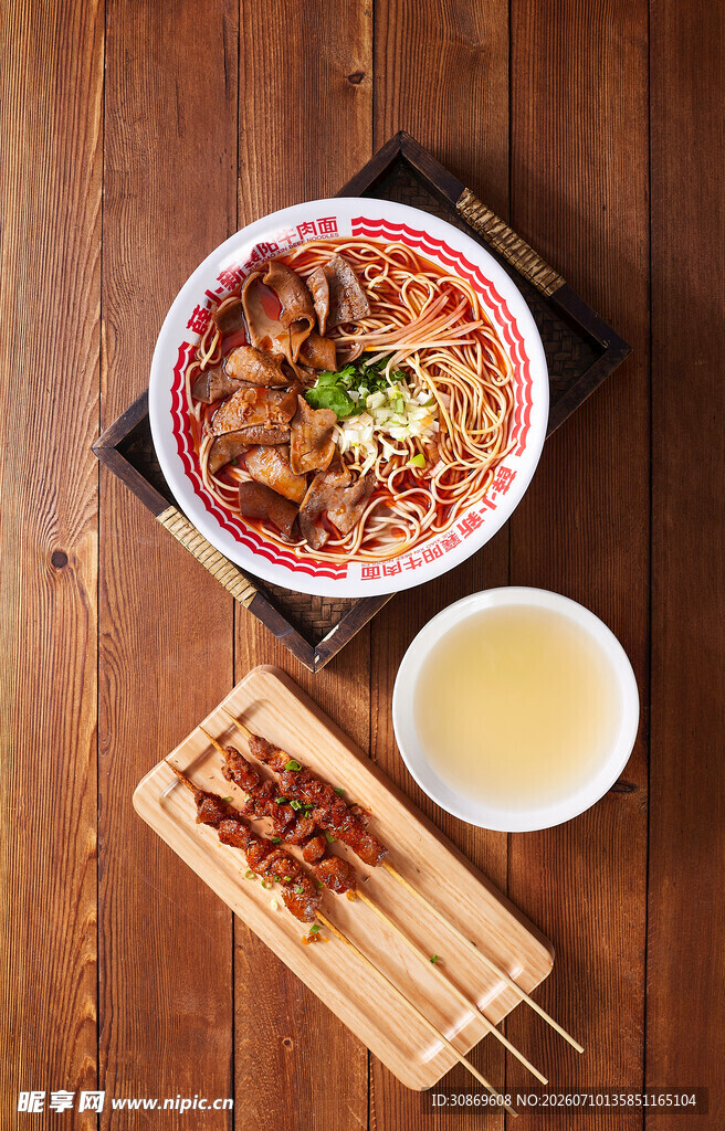 美味面食配烤串与饮品