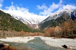 雪山下的河谷风光