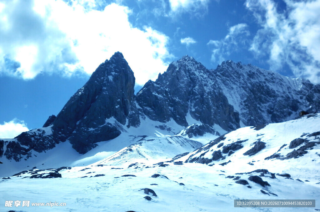 壮丽雪山景观