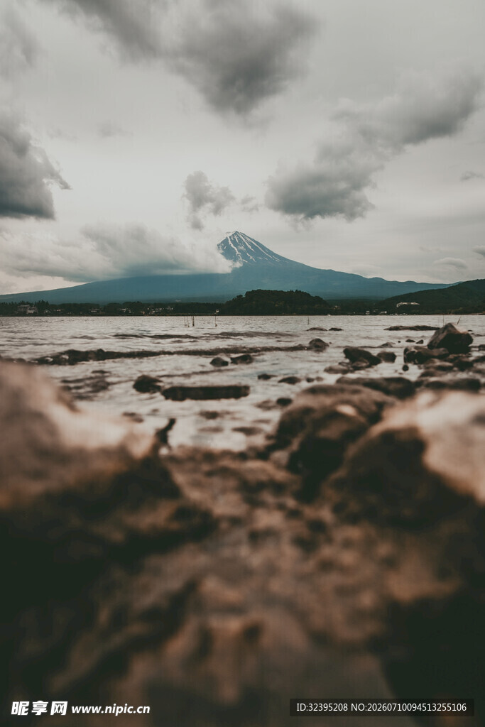 海边礁石与远处山峦景观
