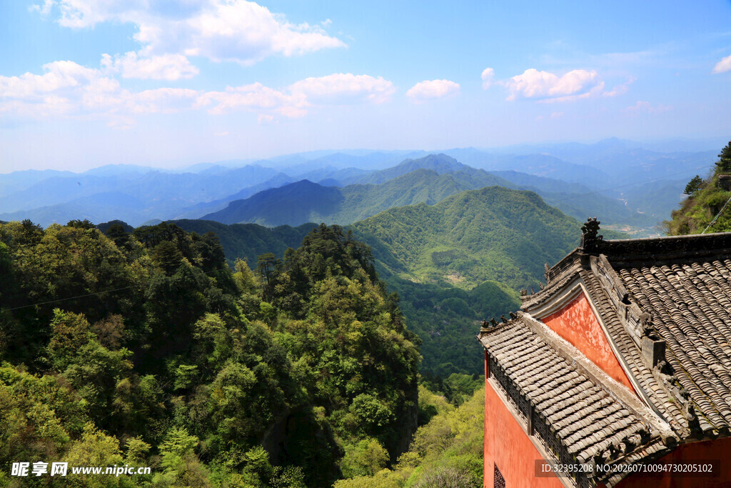 山间古建旁的秀丽山林景色