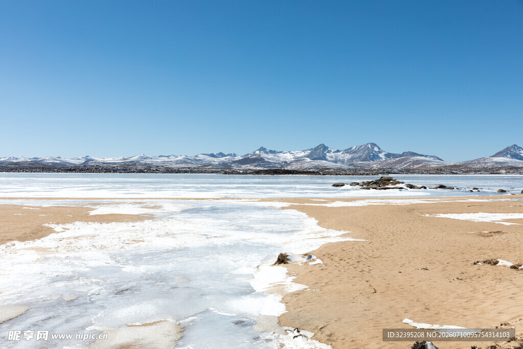 冰雪覆盖的沙滩与远山美景