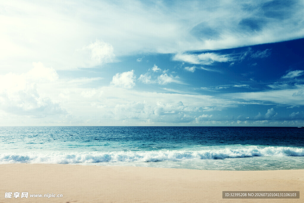 海边美景海浪轻拍沙滩
