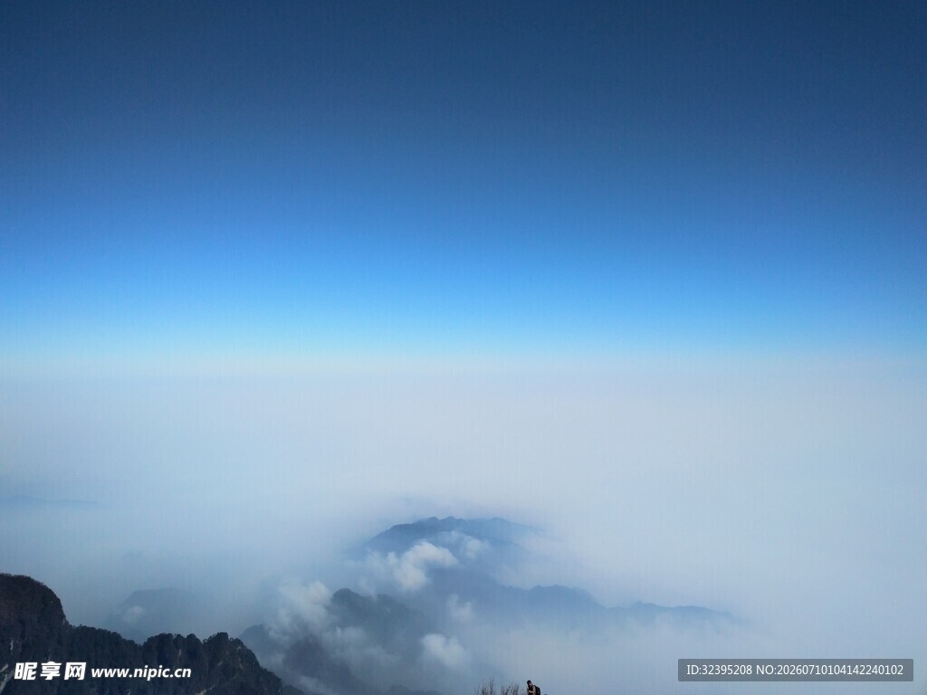 云海之上的蓝天美景