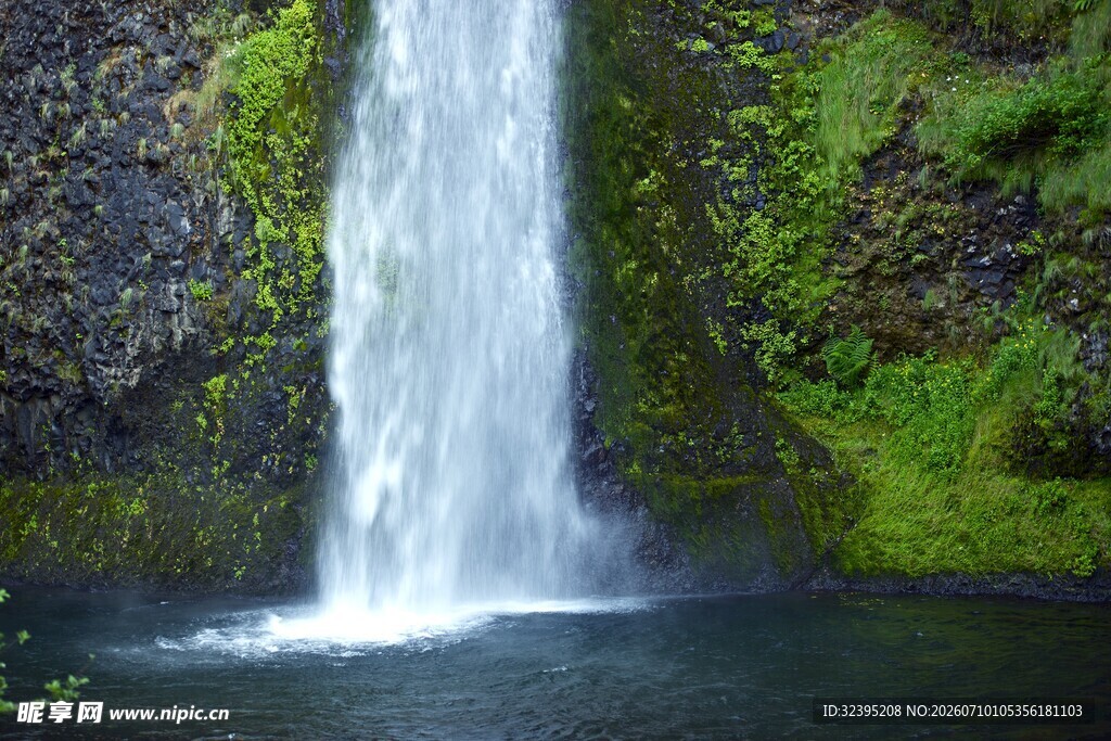 山间瀑布美景