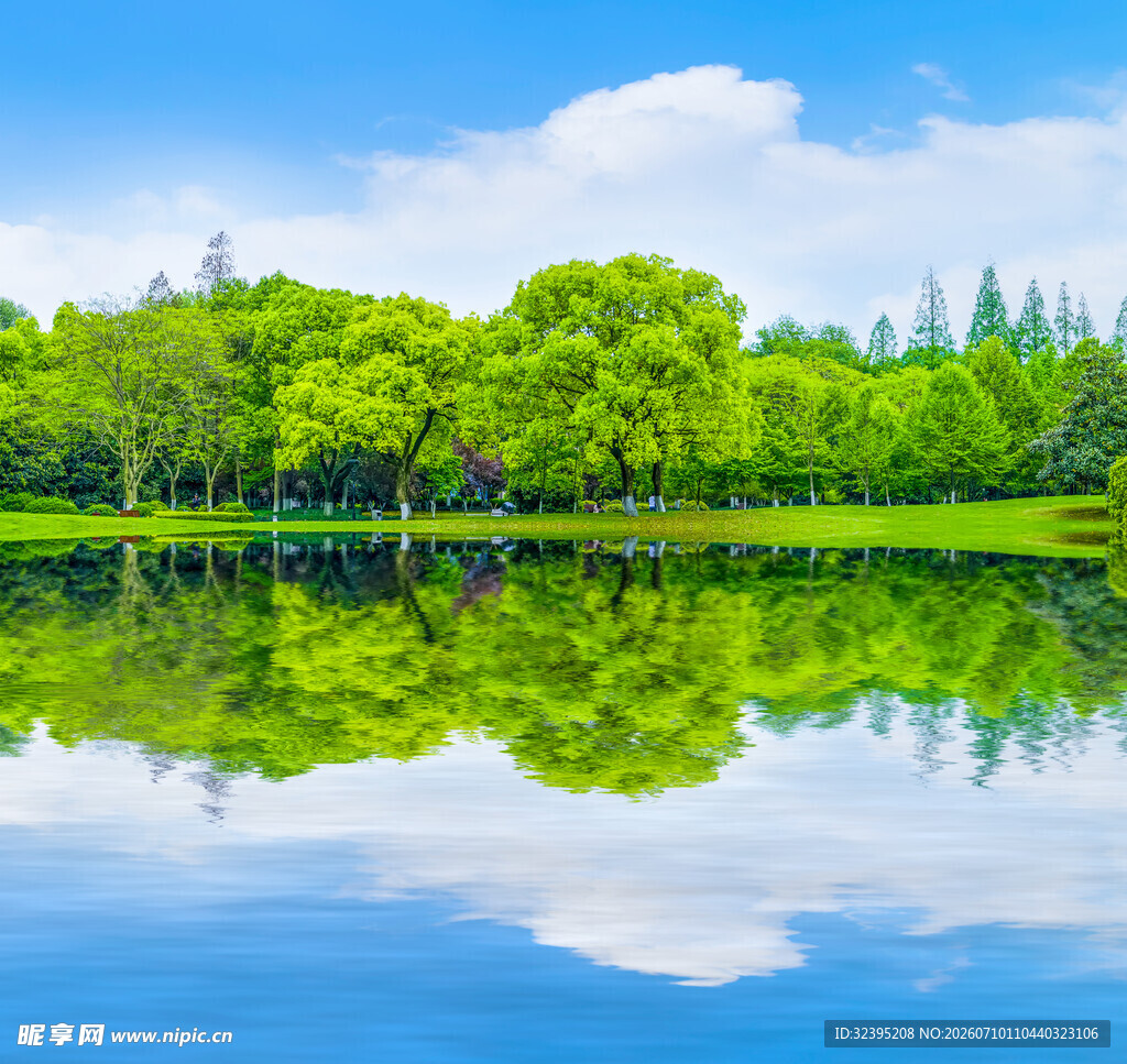 湖畔绿树蓝天倒影美景