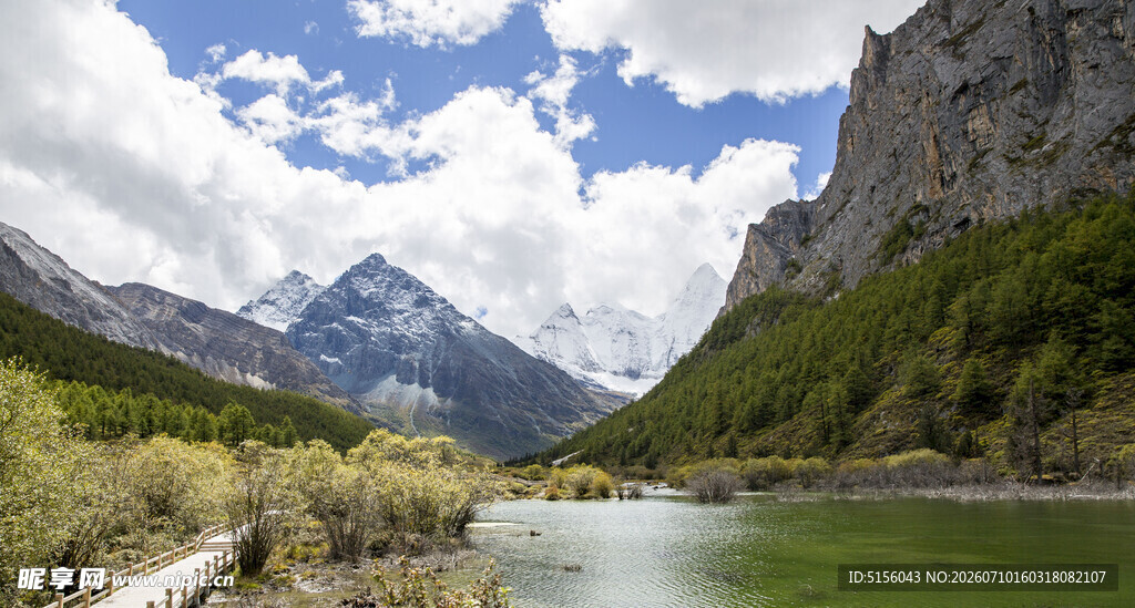 山间湖泊美景