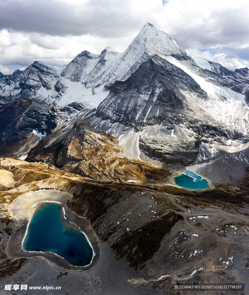 雪山下的静谧湖泊美景