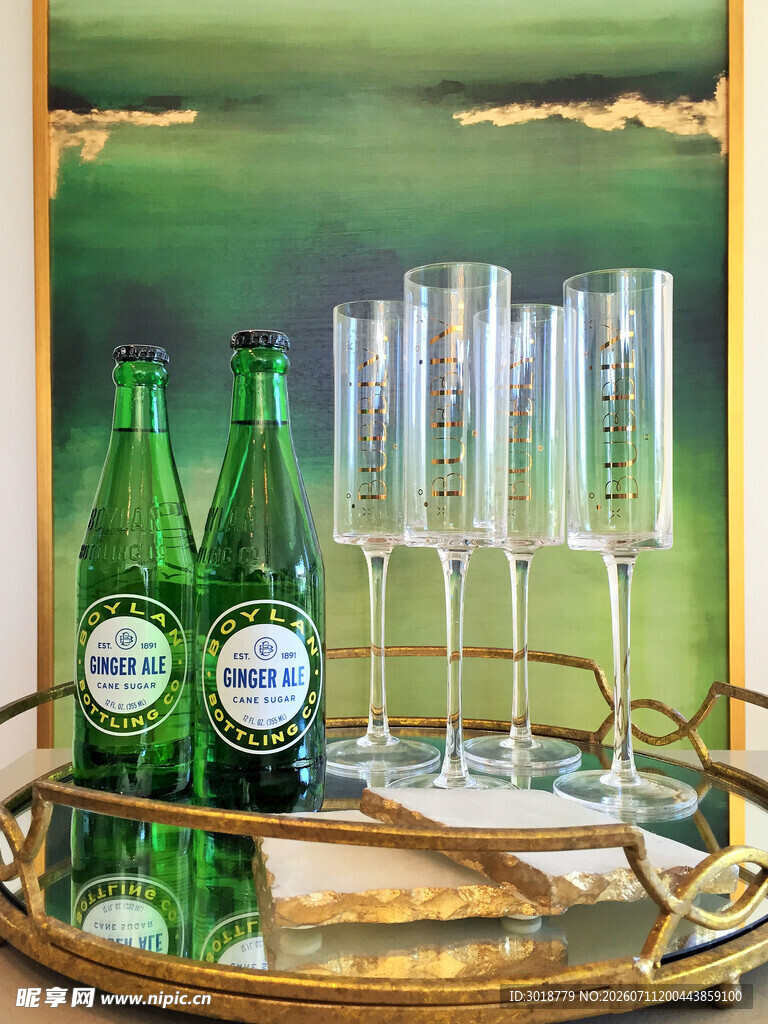 啤酒与玻璃杯的优雅组合
