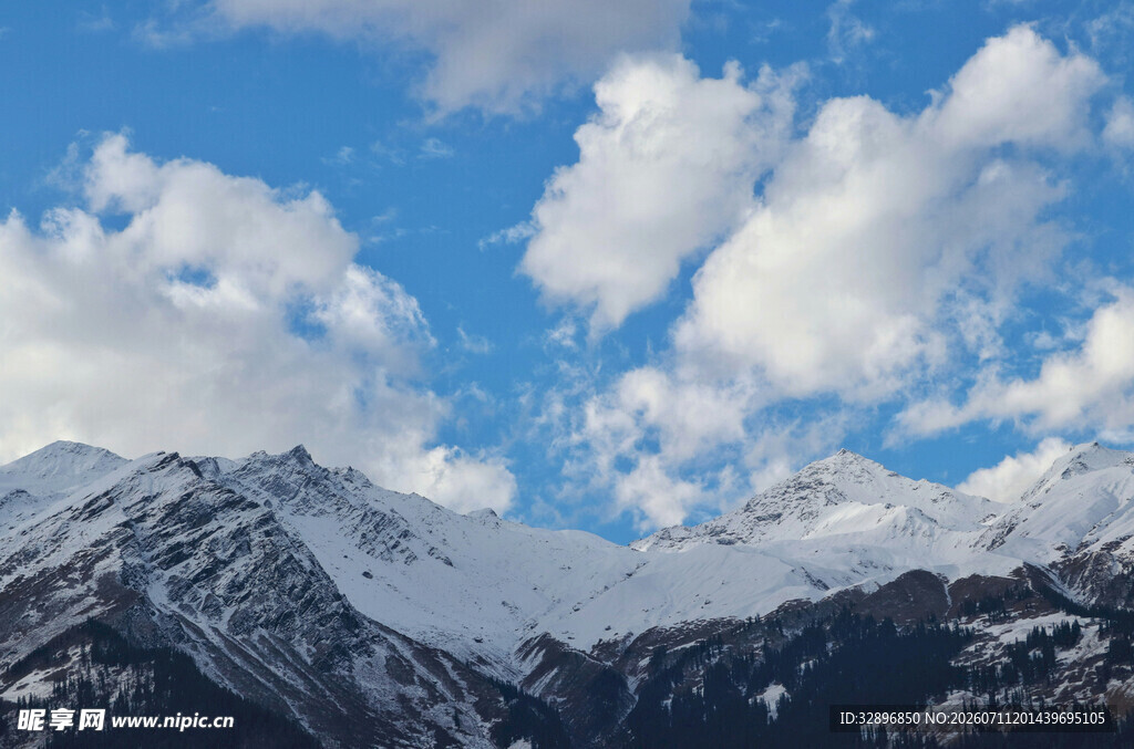 雪山蓝天美景