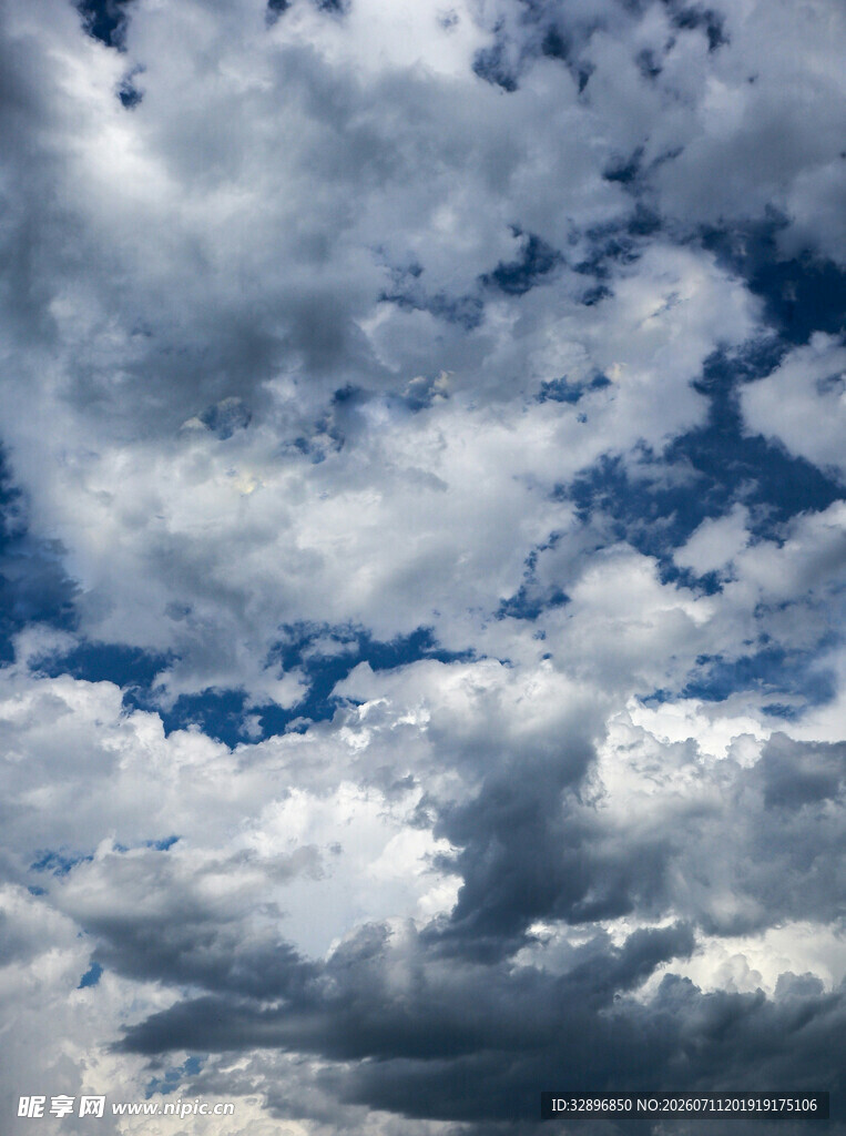 天空中蓬松的白云景象