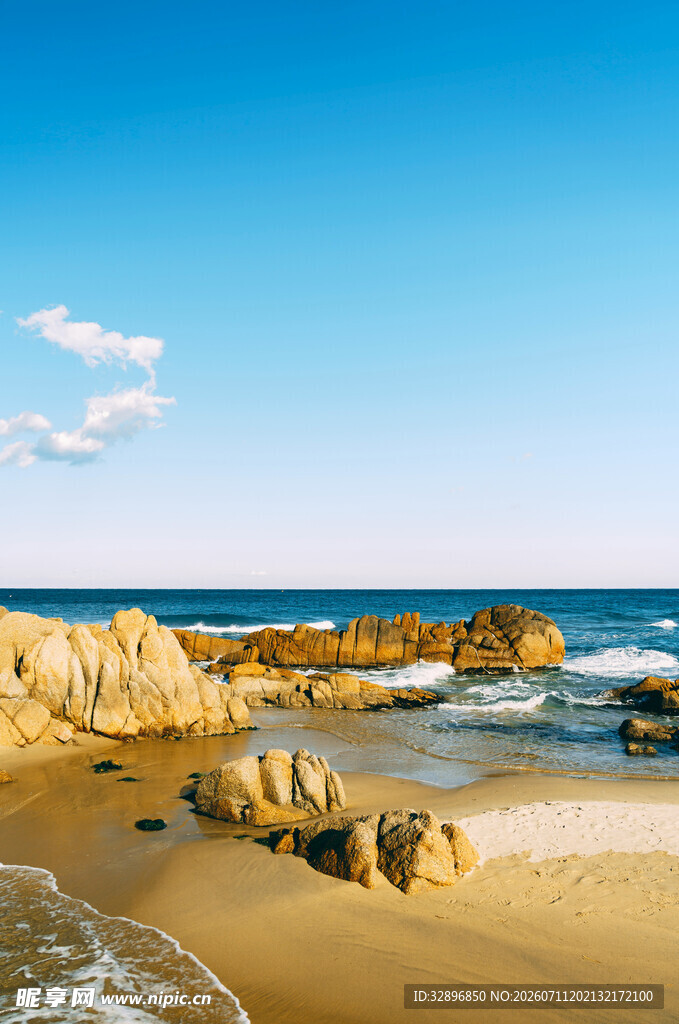 海边礁石美景
