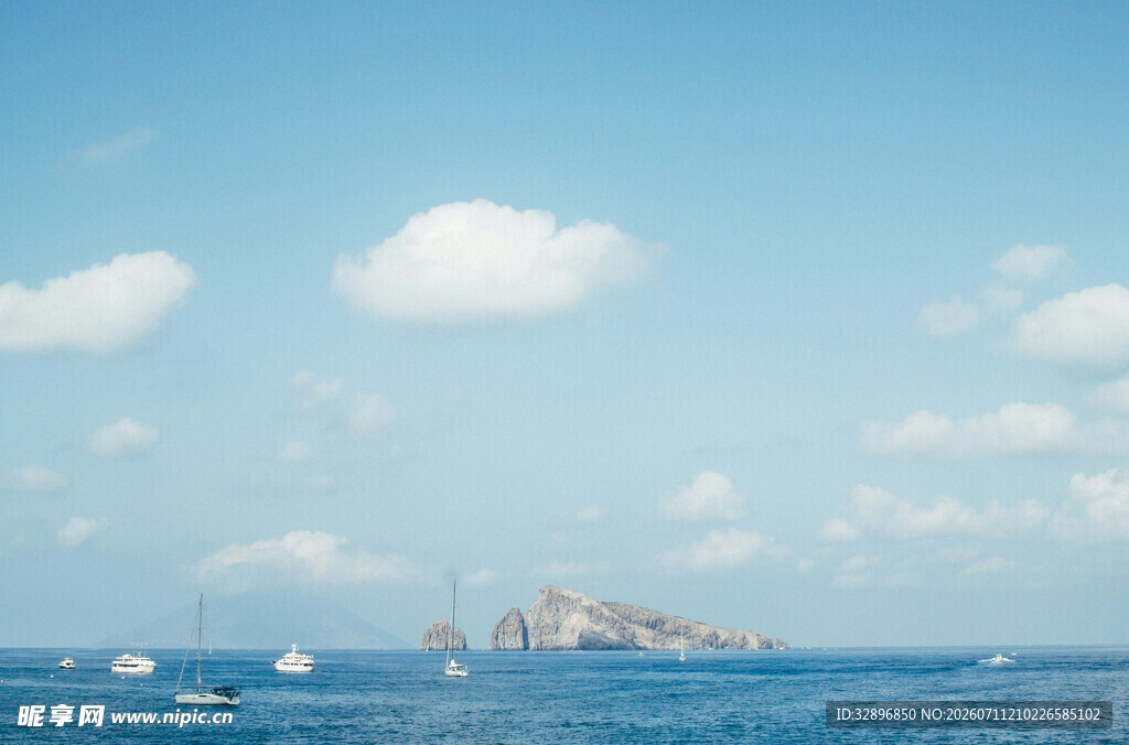 碧海蓝天中的海上景观
