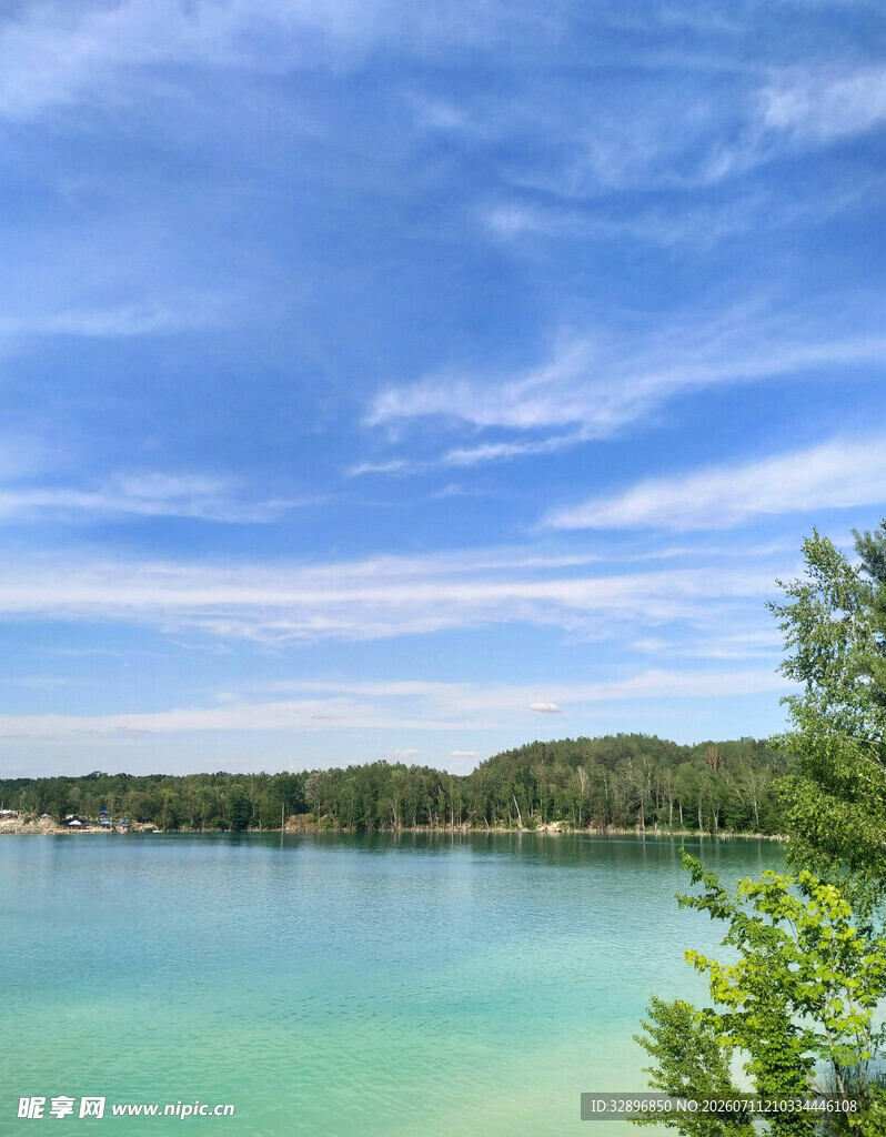 湖畔蓝天绿树的美丽景致