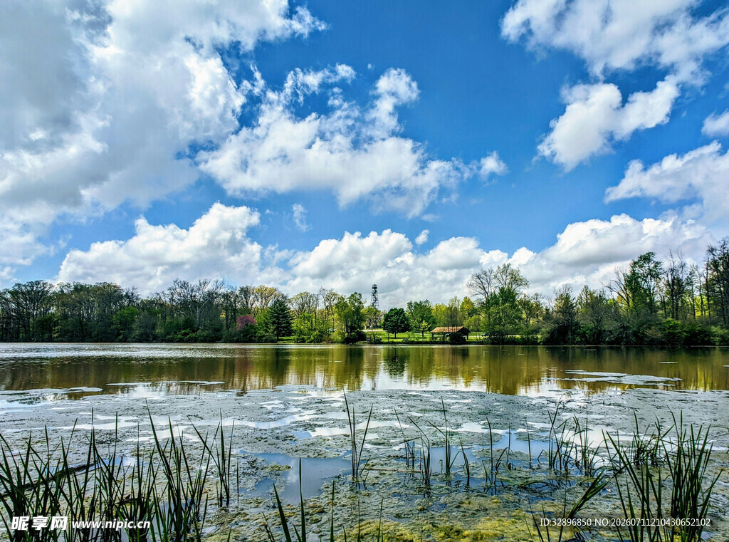 湖畔蓝天美景