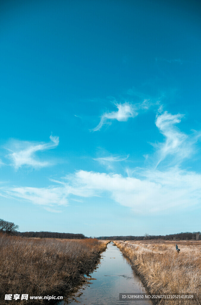 旷野中的蜿蜒水道