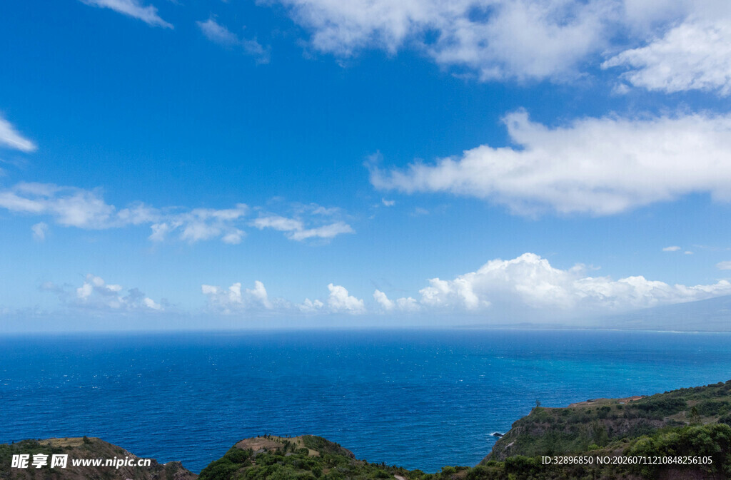 碧海蓝天间的壮阔海岸景色