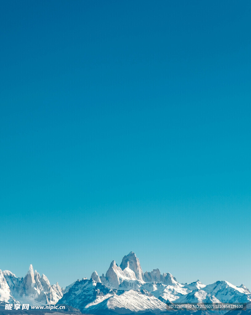 壮丽雪山与湛蓝天空