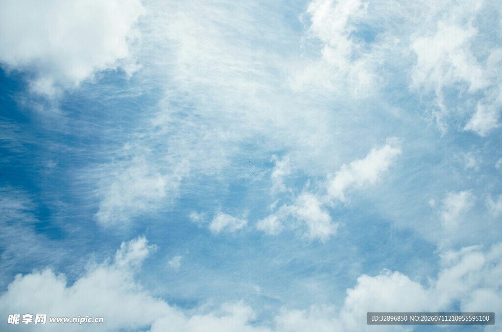 蓝天白云的纯净天空
