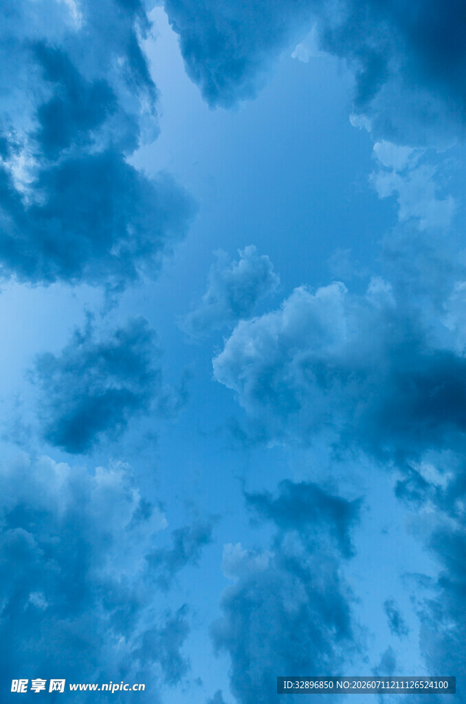 梦幻蓝色天空云朵美景