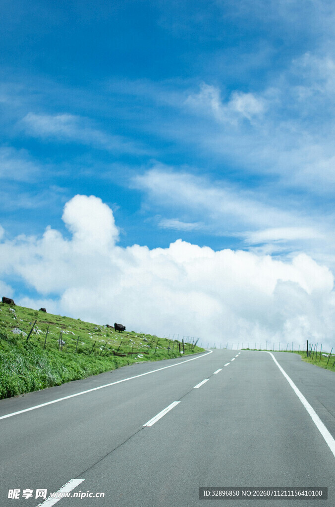 宽阔公路伸向蓝天白云