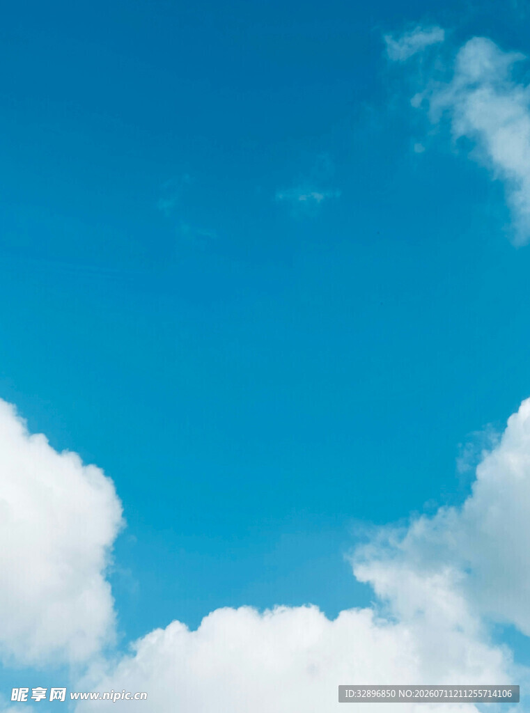 晴朗蓝天与蓬松白云