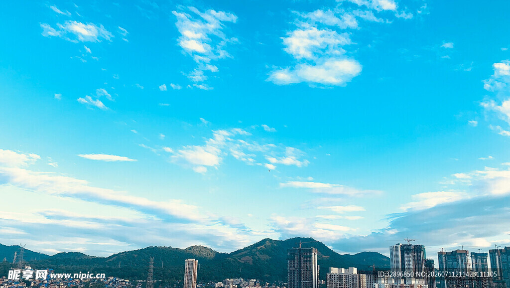 城市蓝天远山美景
