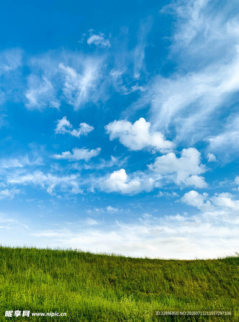 蓝天绿地美景